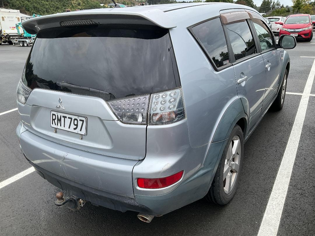 Photo '2' of Mitsubishi Outlander