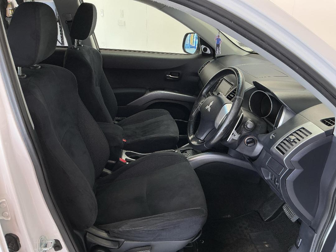 Photo '16' of Mitsubishi Outlander Photo '16' of Mitsubishi Outlander