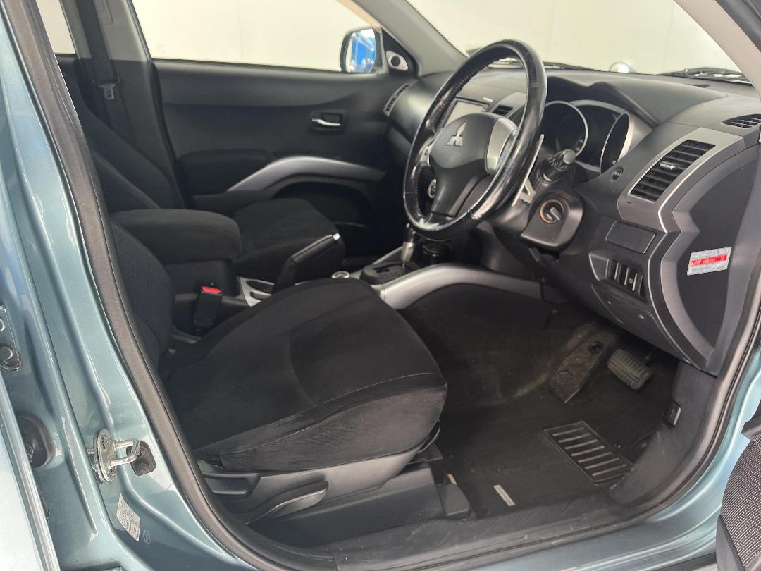 Photo '16' of Mitsubishi Outlander