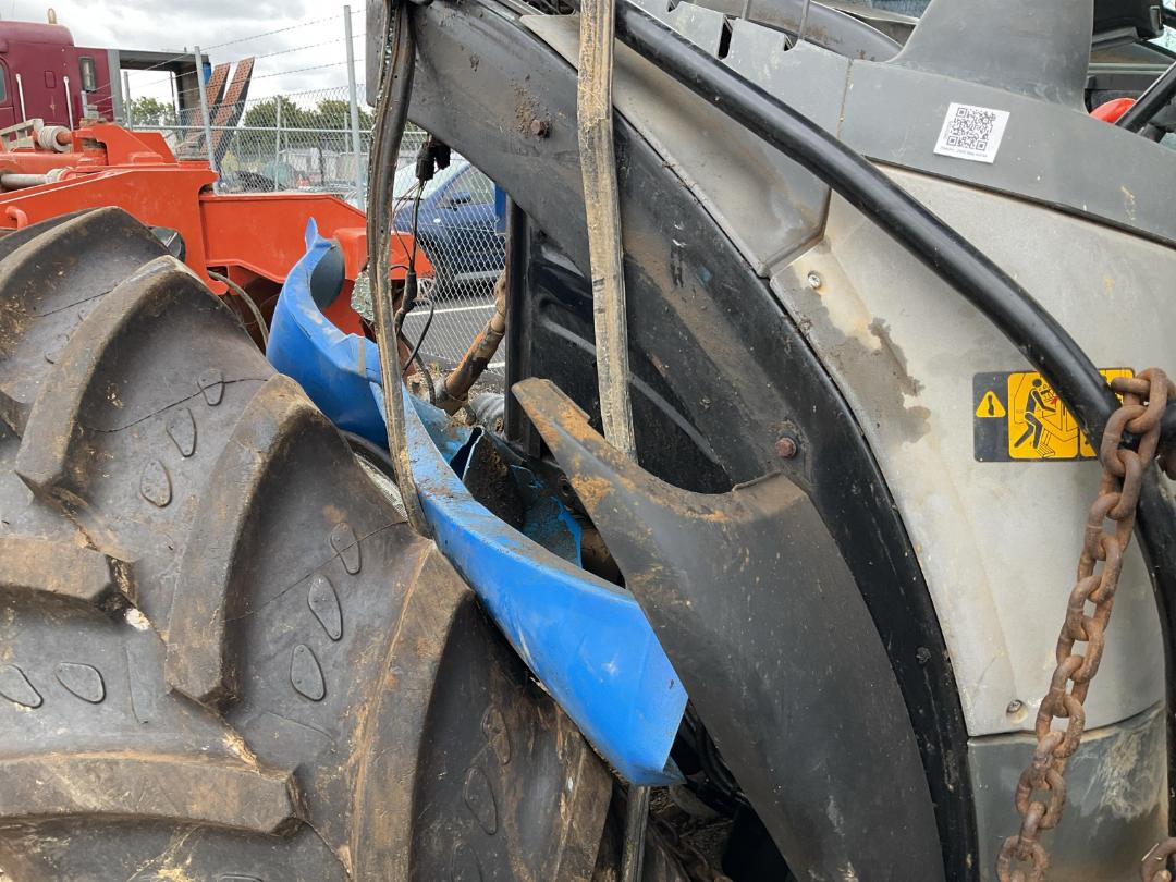 Photo '18' of New Holland TS100SR Tractor Photo '18' of New Holland TS100SR Tractor