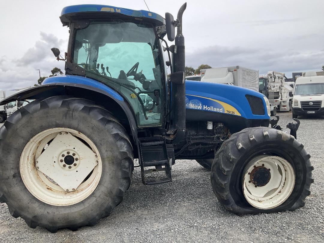Photo '10' of NEW HOLLAND TS135A Tractor Photo '10' of NEW HOLLAND TS135A Tractor