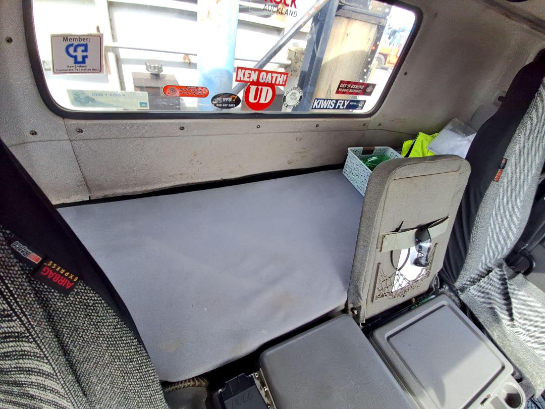 Photo '21' of Nissan Diesel CW400S Tipper