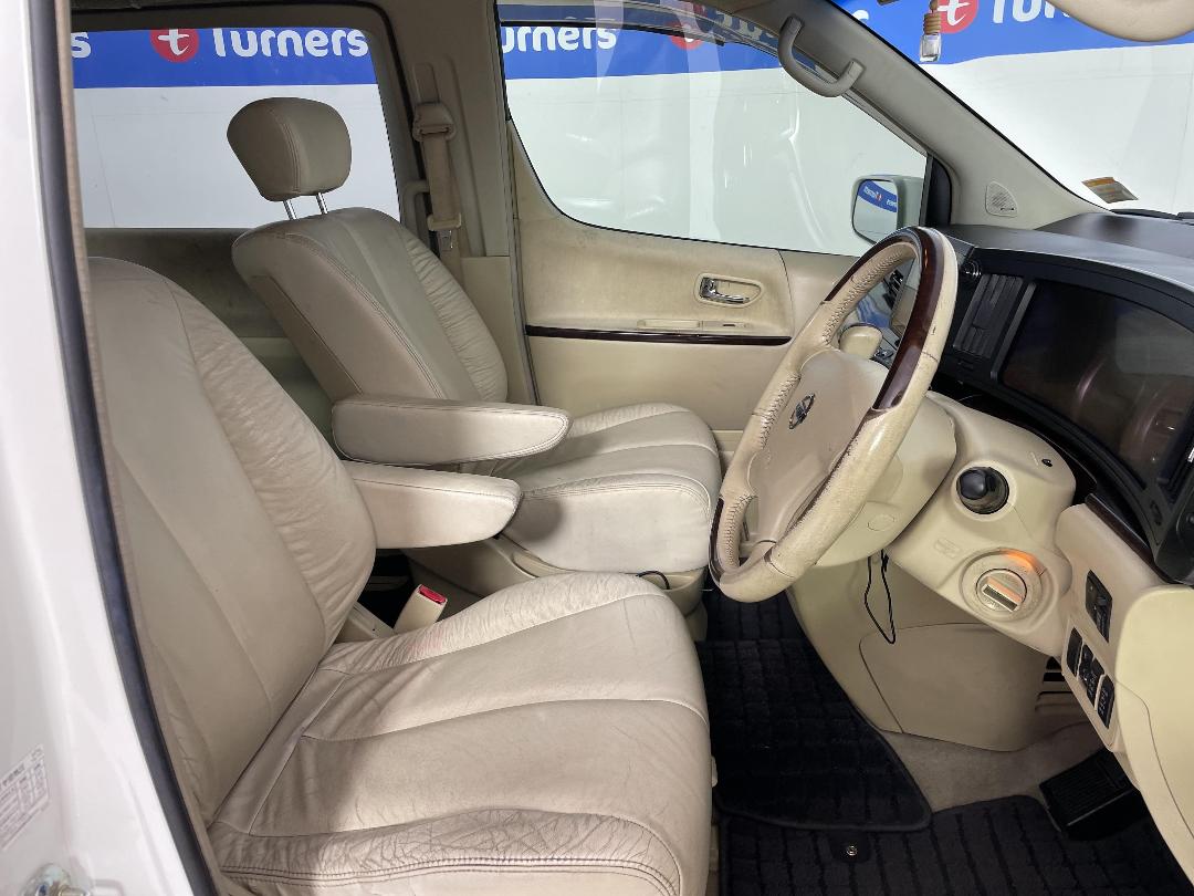 Photo '16' of Nissan Elgrand Photo '16' of Nissan Elgrand