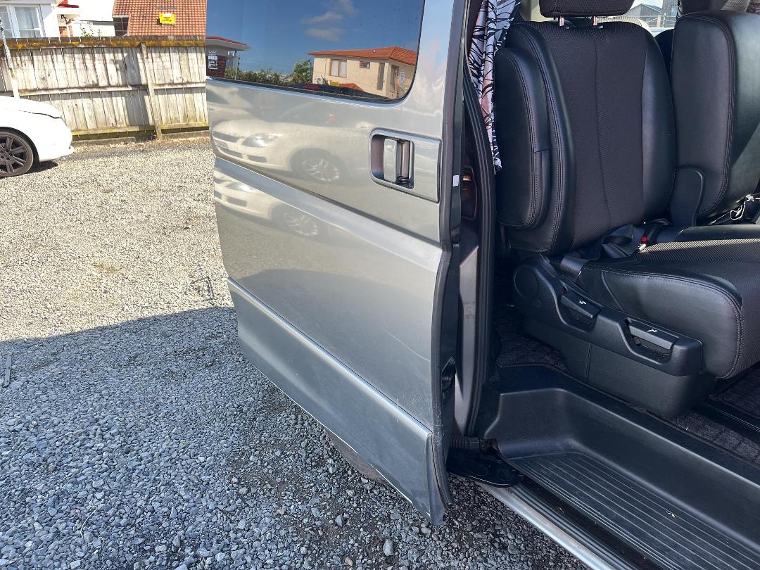 Photo '13' of Nissan Elgrand Photo '13' of Nissan Elgrand