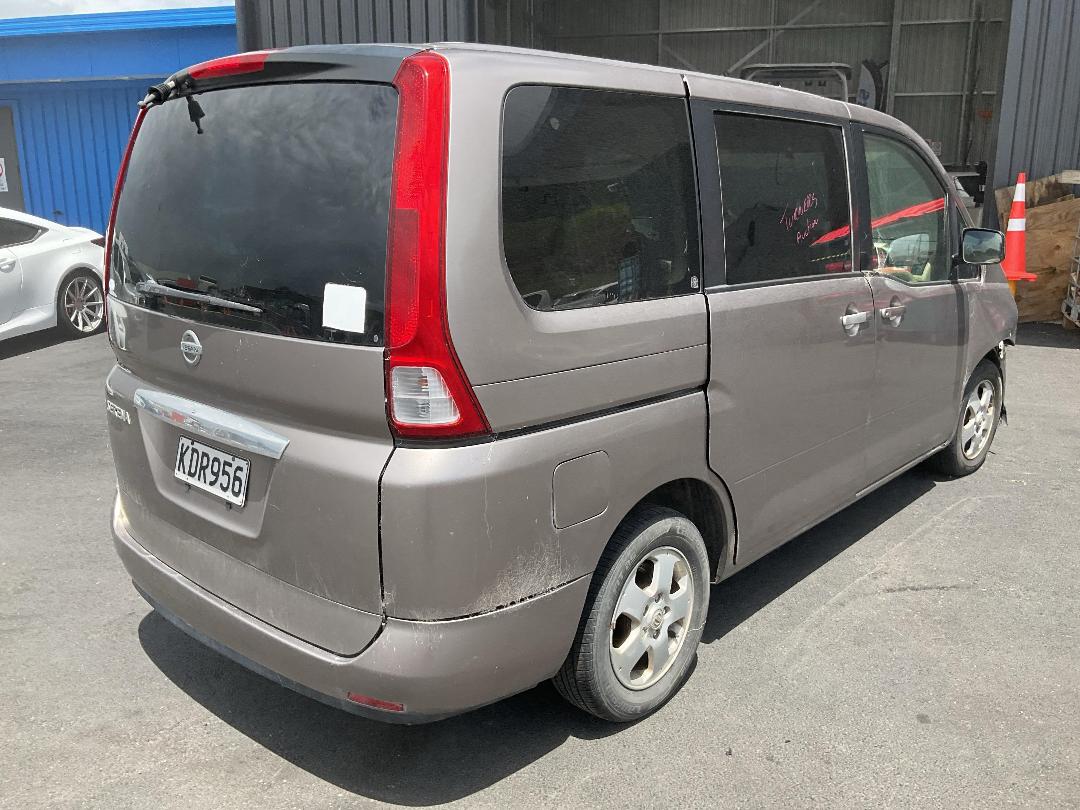 Photo '4' of Nissan Serena Photo '4' of Nissan Serena