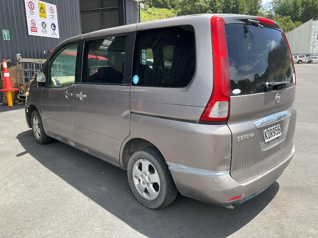 Photo '3' of Nissan Serena Photo '3' of Nissan Serena