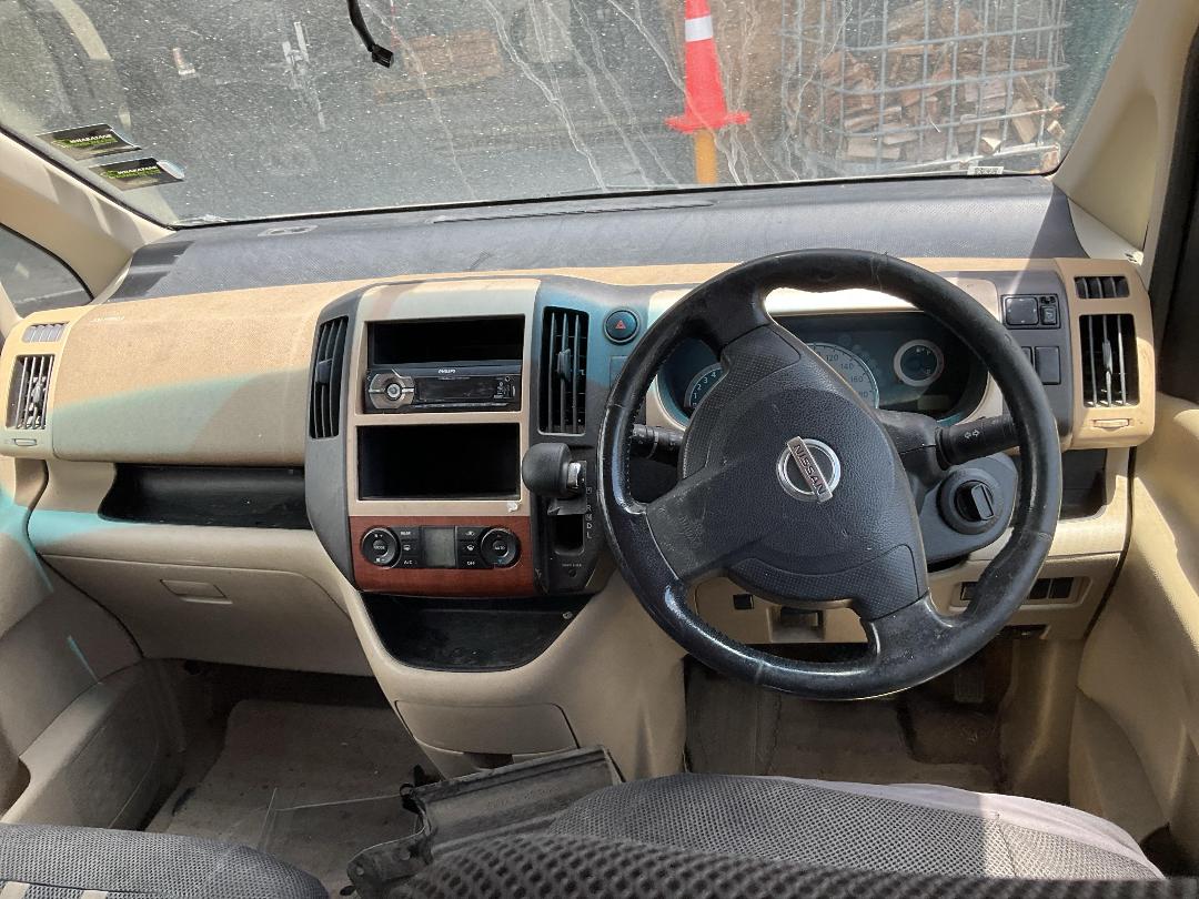 Photo '17' of Nissan Serena Photo '17' of Nissan Serena