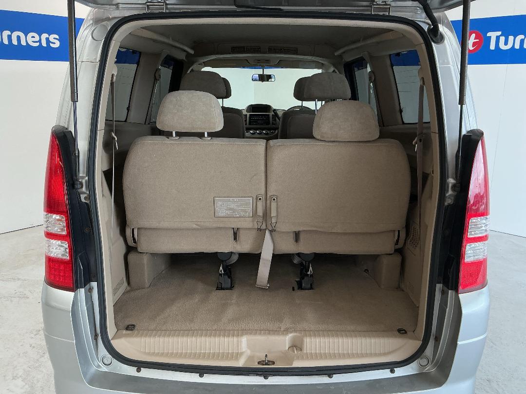 Photo '14' of Nissan Serena Photo '14' of Nissan Serena