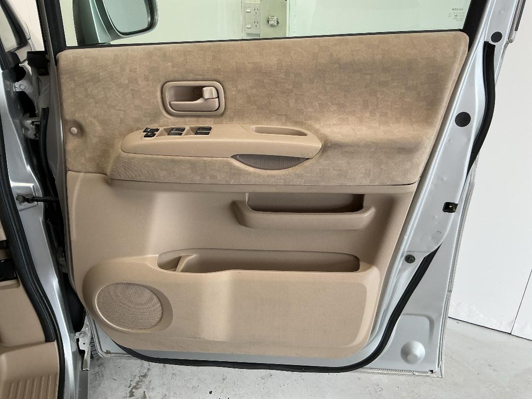 Photo '15' of Nissan Serena Photo '15' of Nissan Serena