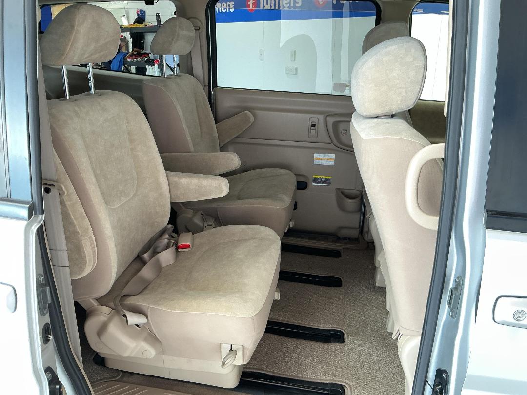 Photo '19' of Nissan Serena Photo '19' of Nissan Serena