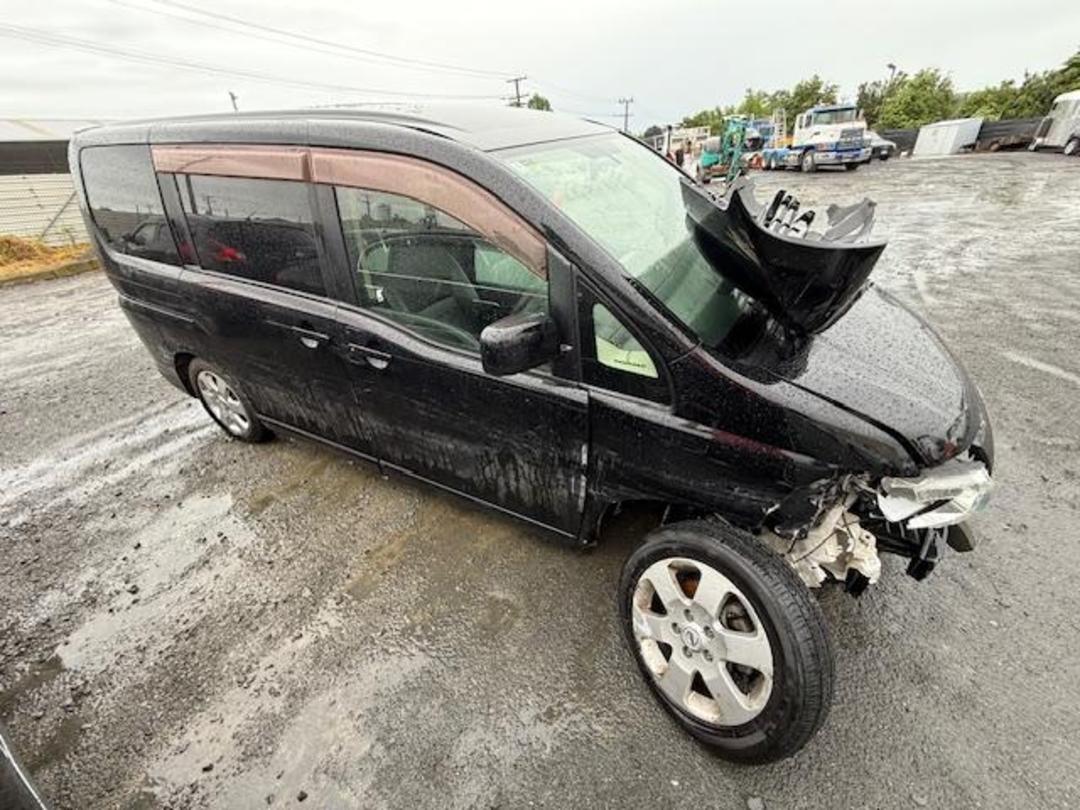 Photo '18' of Nissan Serena Photo '18' of Nissan Serena