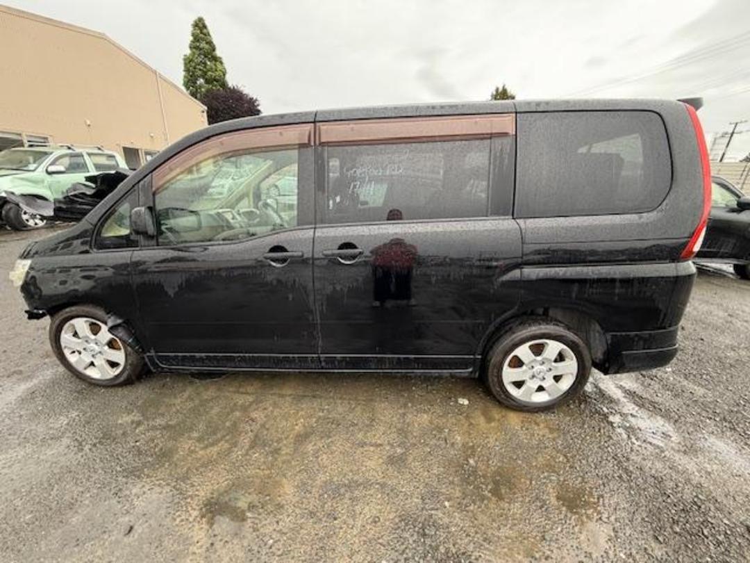 Photo '2' of Nissan Serena Photo '2' of Nissan Serena