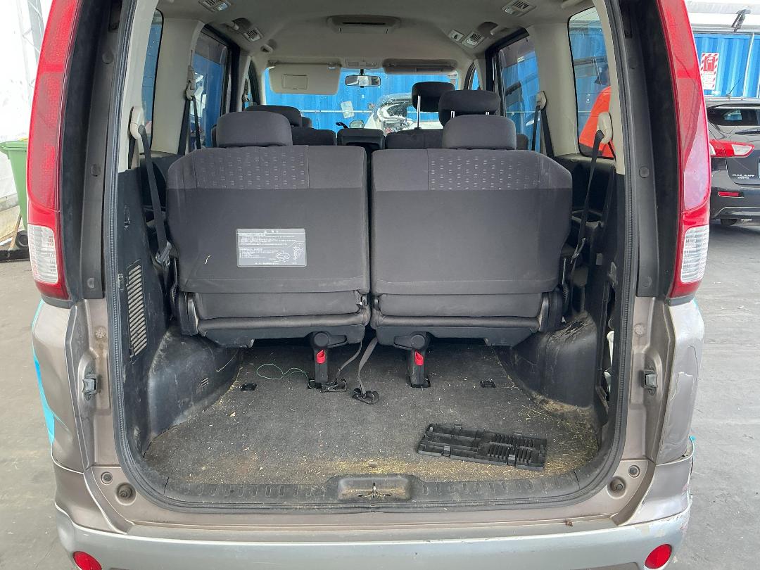 Photo '17' of Nissan Serena Photo '17' of Nissan Serena