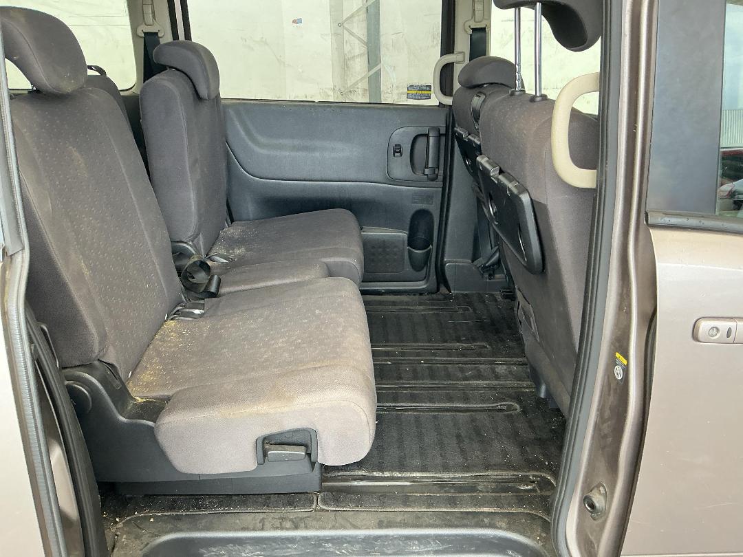 Photo '16' of Nissan Serena Photo '16' of Nissan Serena