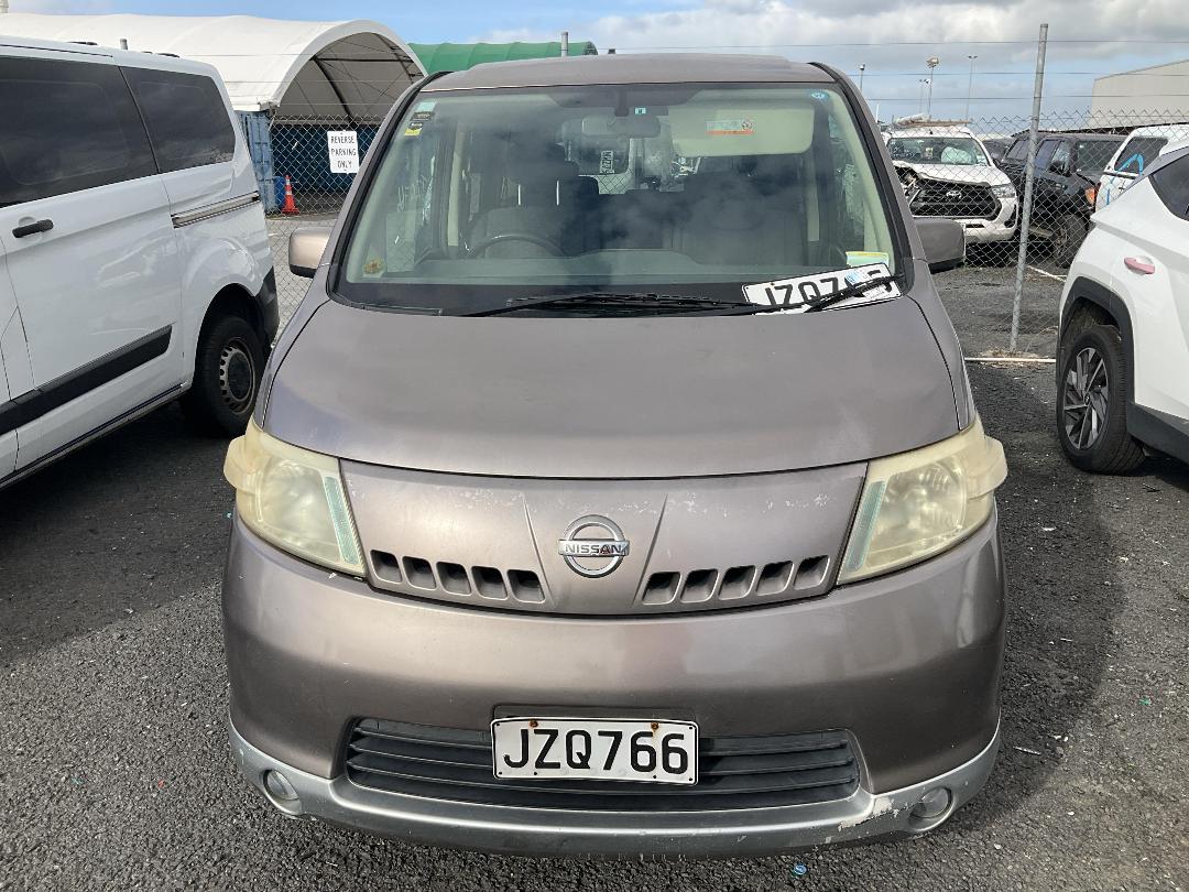 Photo '2' of Nissan Serena Photo '2' of Nissan Serena