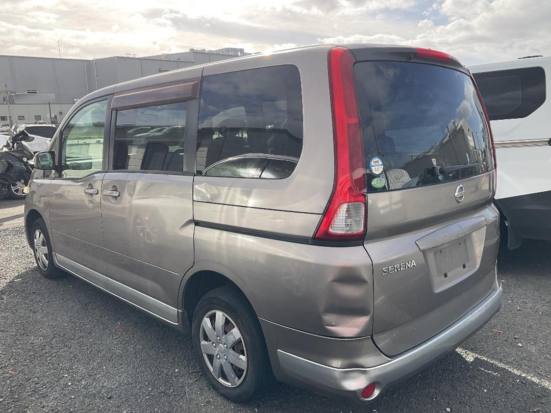 Photo '4' of Nissan Serena Photo '4' of Nissan Serena