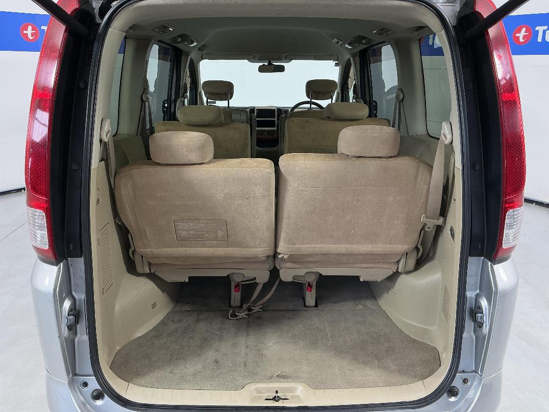 Photo '14' of Nissan Serena Photo '14' of Nissan Serena