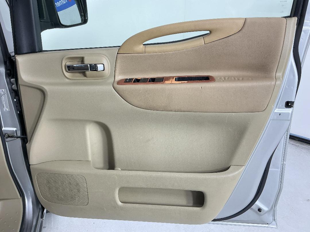 Photo '15' of Nissan Serena Photo '15' of Nissan Serena