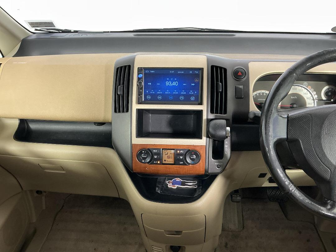 Photo '18' of Nissan Serena Photo '18' of Nissan Serena