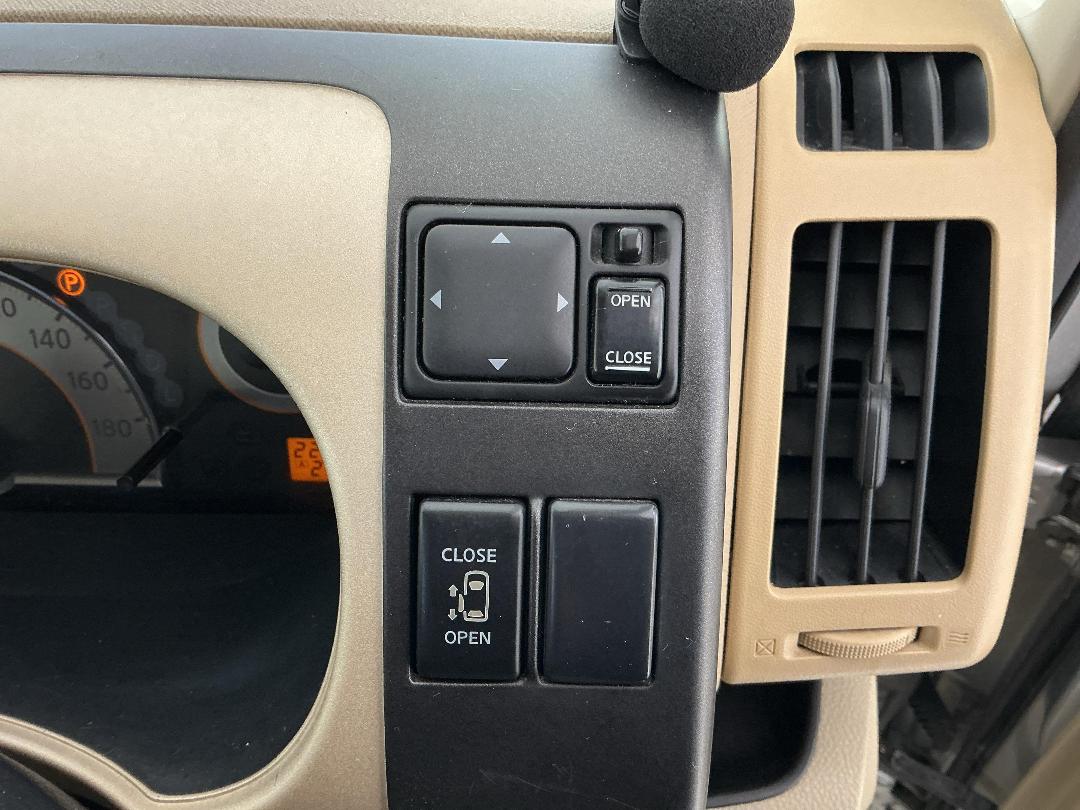 Photo '23' of Nissan Serena Photo '23' of Nissan Serena