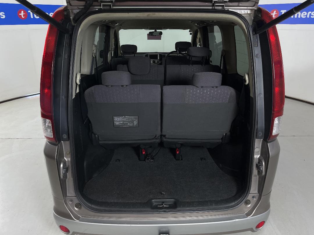 Photo '12' of Nissan Serena