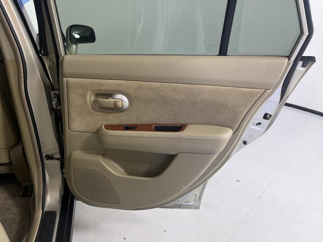 Photo '19' of Nissan Tiida