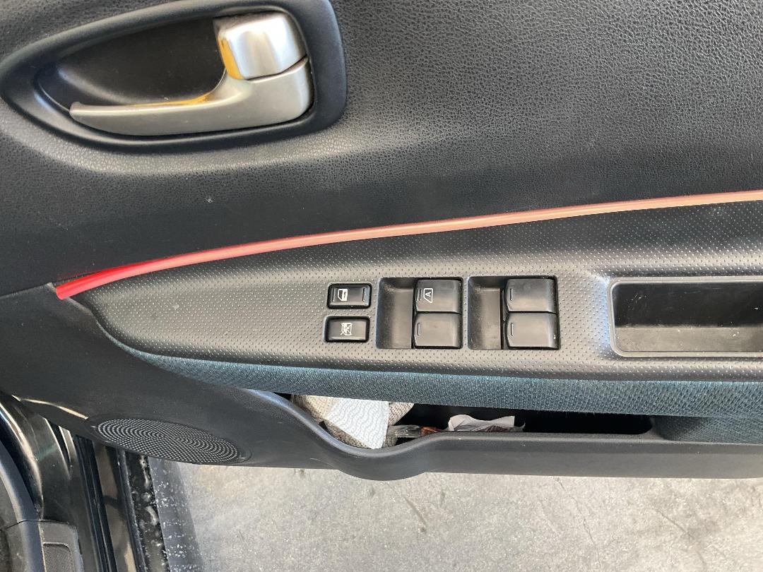 Photo '8' of Nissan Wingroad Photo '8' of Nissan Wingroad