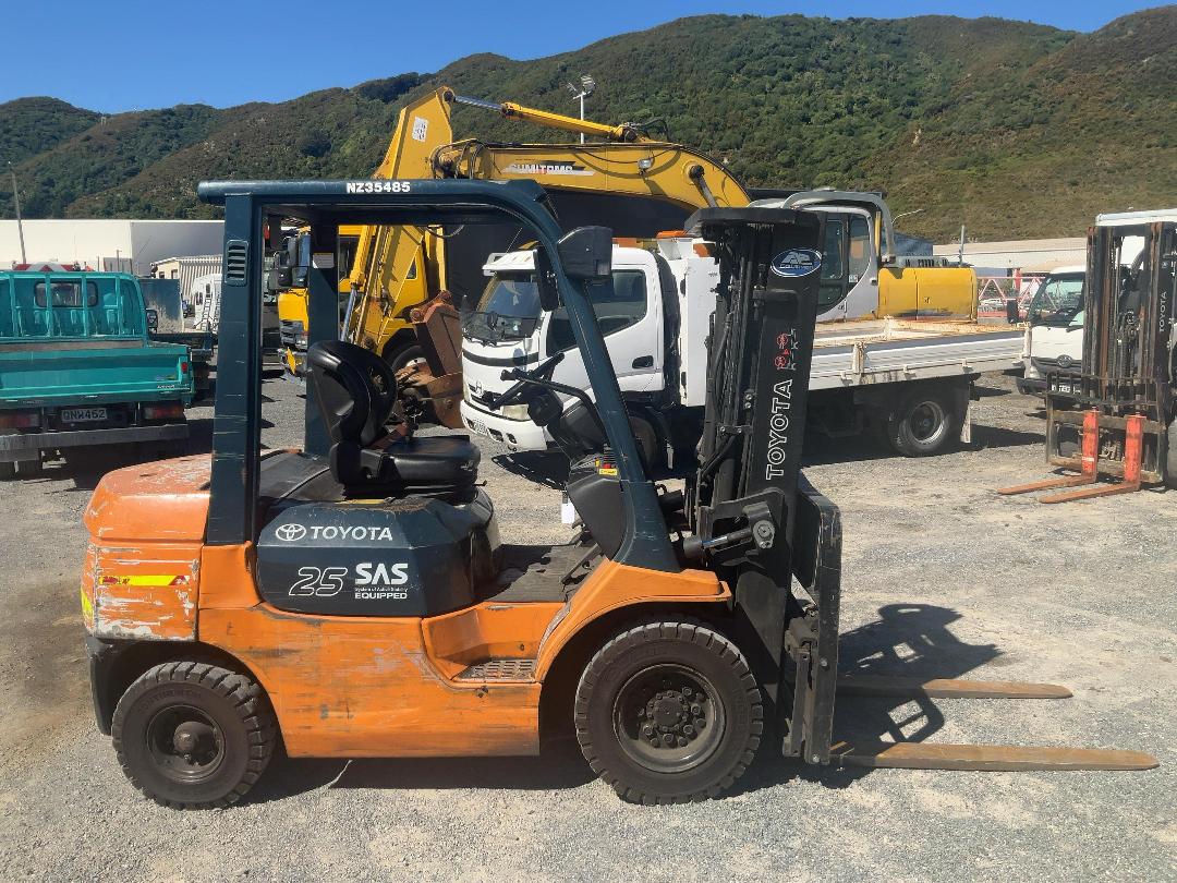 Photo '3' of Toyota 02-7FD25 Forklift Photo '3' of Toyota 02-7FD25 Forklift