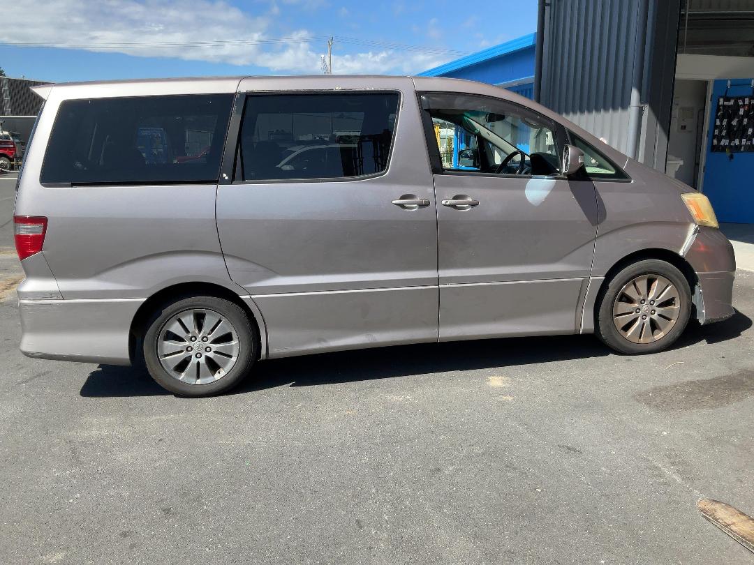 Photo '8' of Toyota Alphard