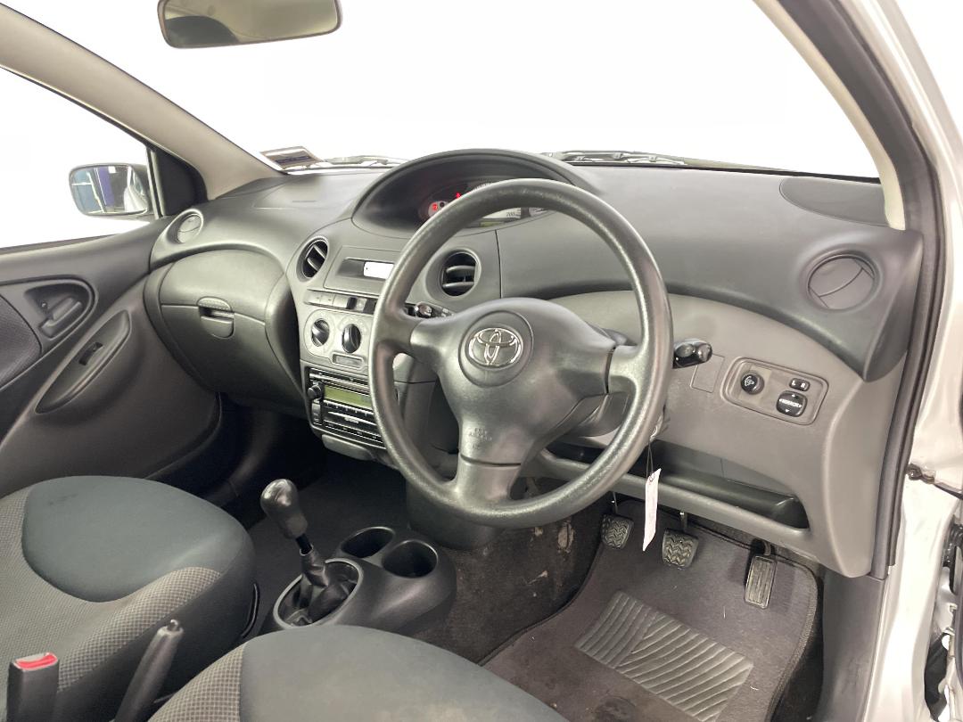 Photo '17' of Toyota Echo Photo '17' of Toyota Echo