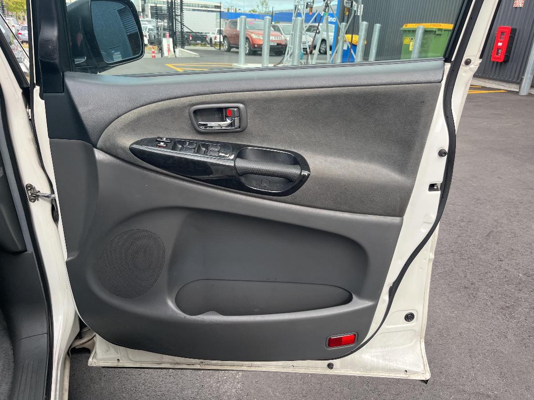 Photo '13' of Toyota Estima Photo '13' of Toyota Estima