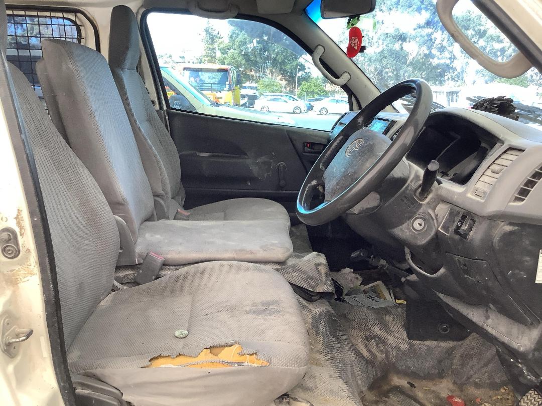 Photo '10' of Toyota Hiace