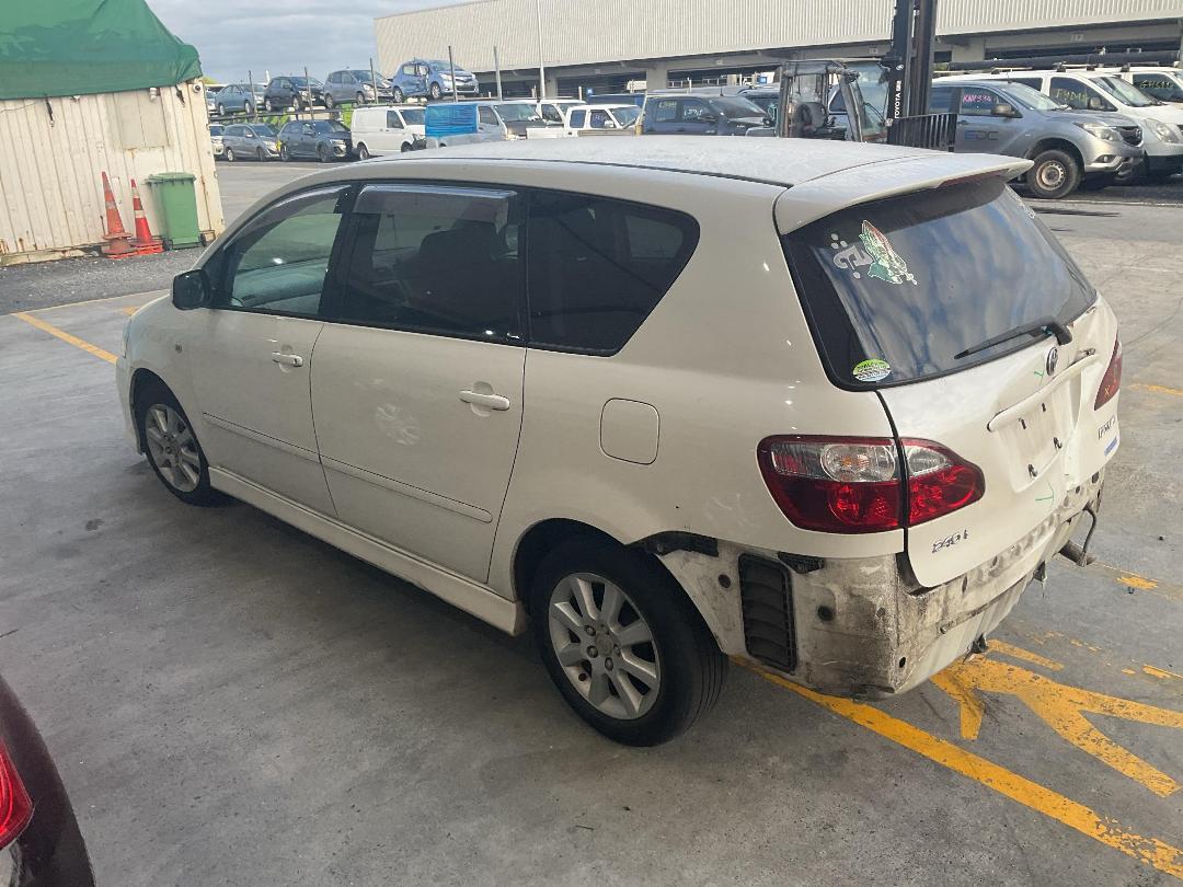 Photo '8' of Toyota Ipsum 240I