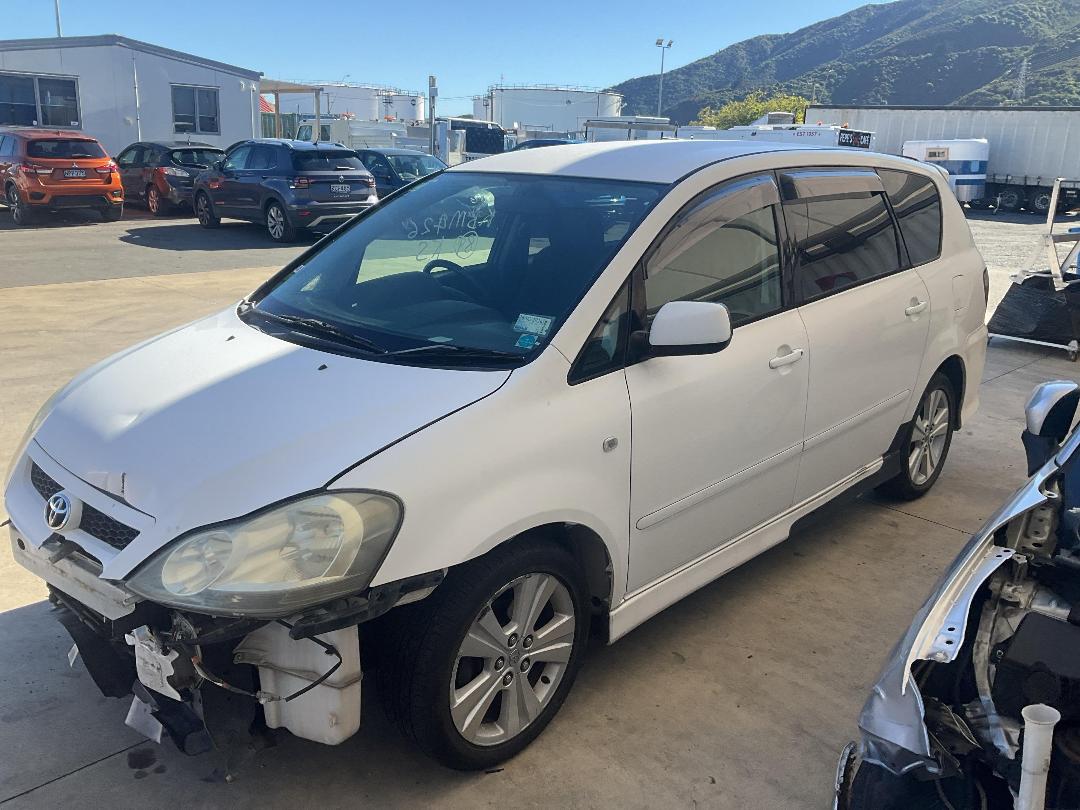 Photo '2' of Toyota Ipsum 240S Photo '2' of Toyota Ipsum 240S