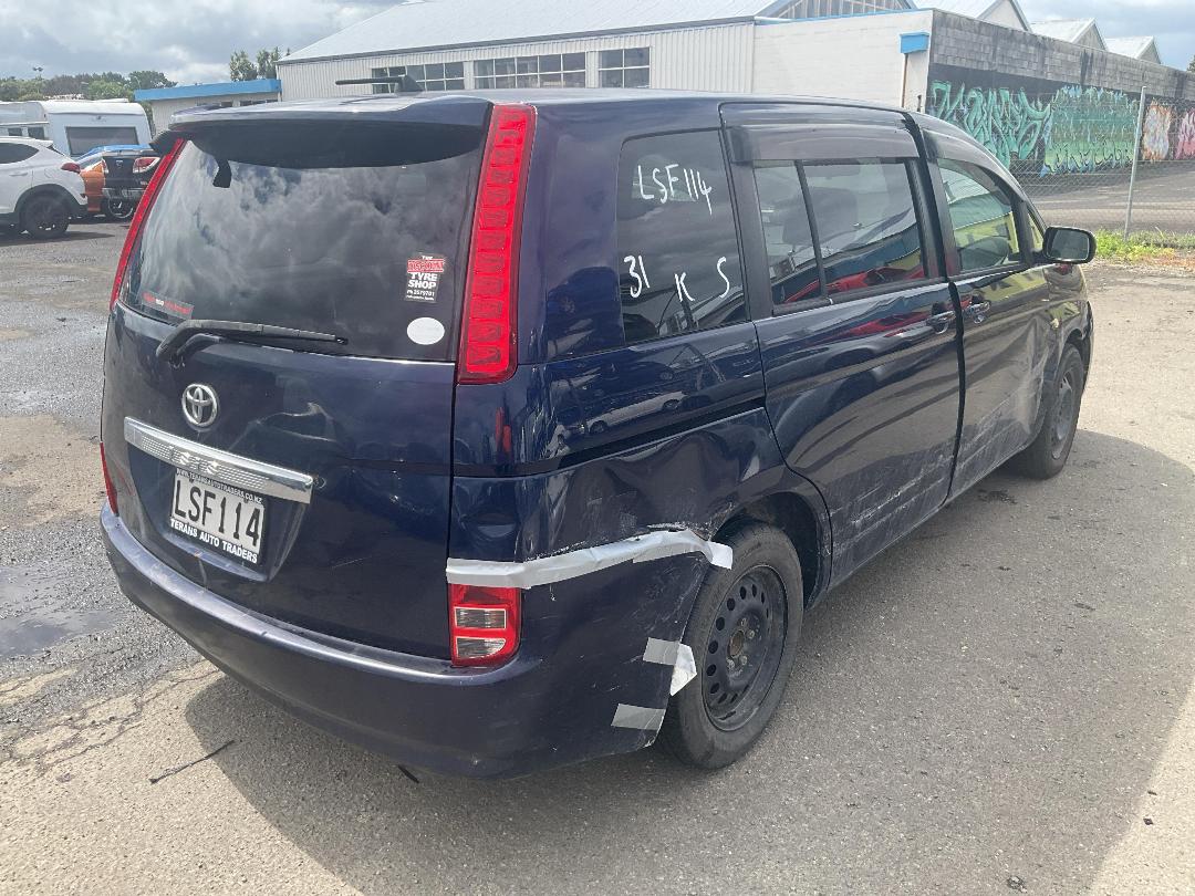 Photo '6' of Toyota Isis Photo '6' of Toyota Isis