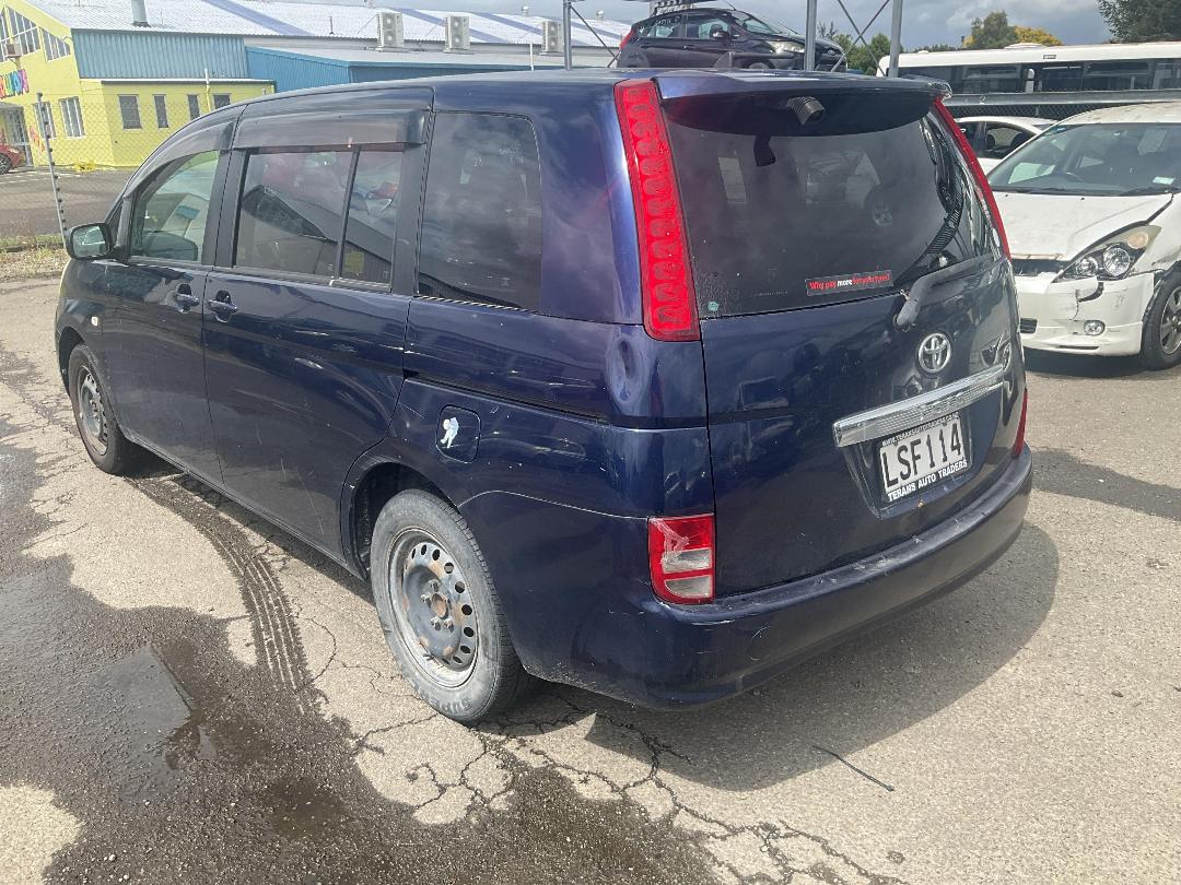 Photo '4' of Toyota Isis Photo '4' of Toyota Isis