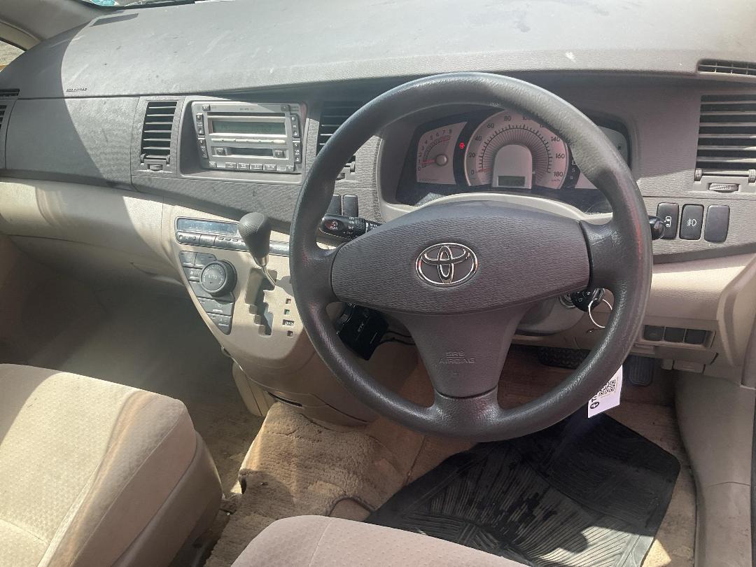 Photo '13' of Toyota Isis Photo '13' of Toyota Isis