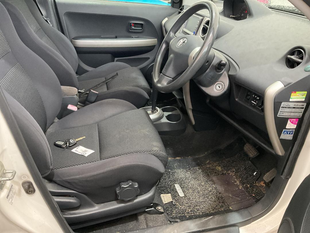 Photo '20' of Toyota IST Photo '20' of Toyota IST