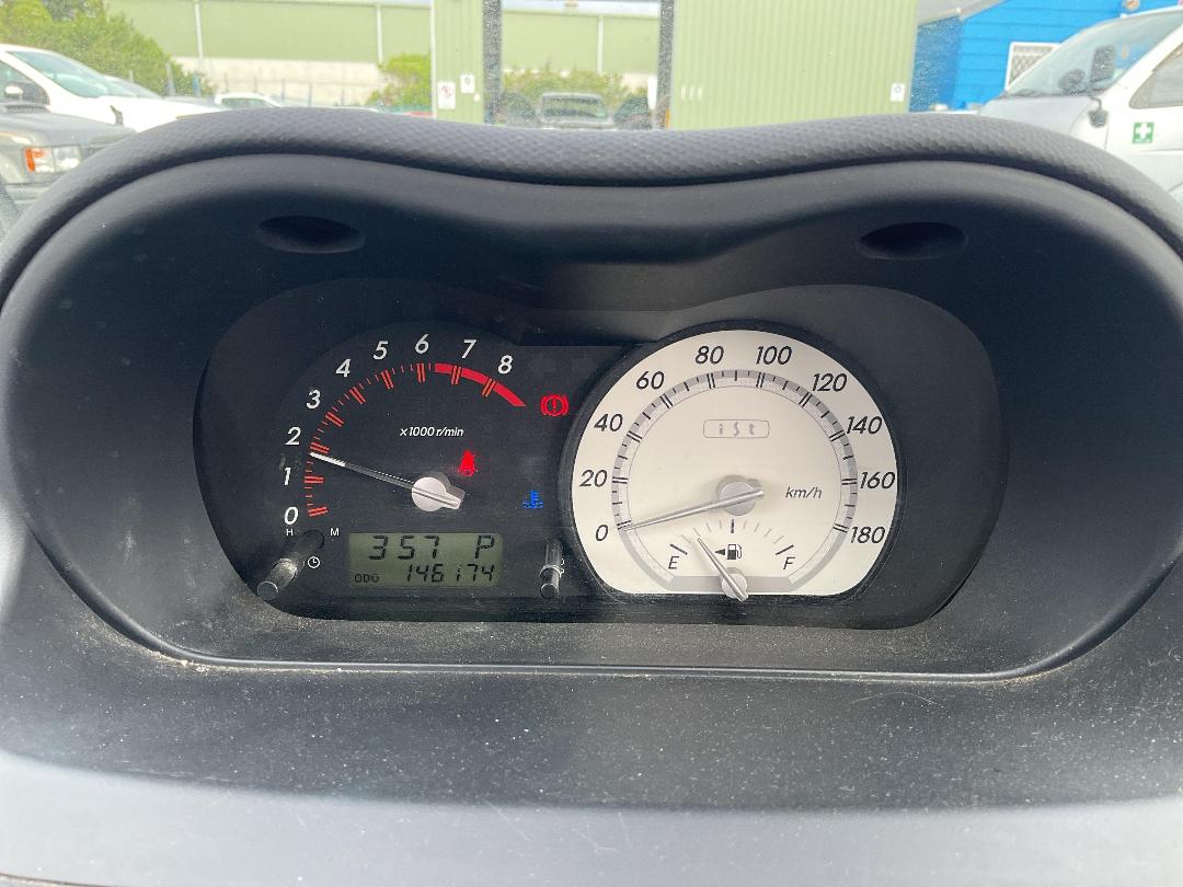 Photo '8' of Toyota IST