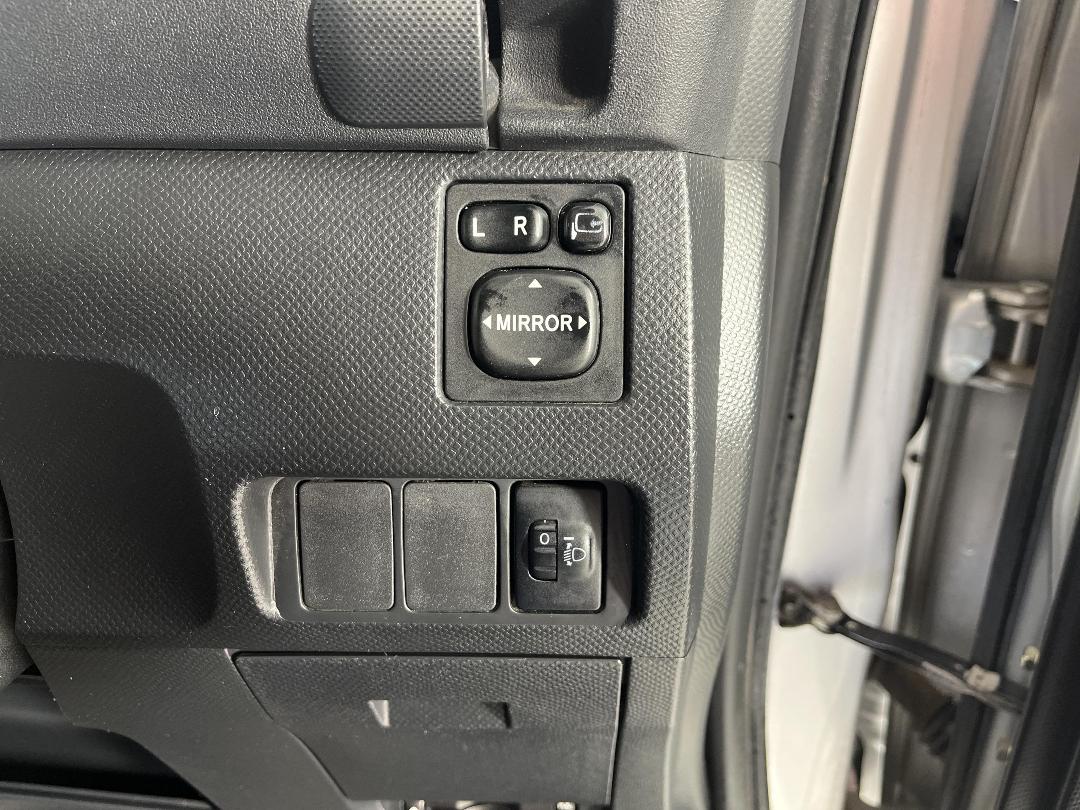 Photo '24' of Toyota Ractis Photo '24' of Toyota Ractis