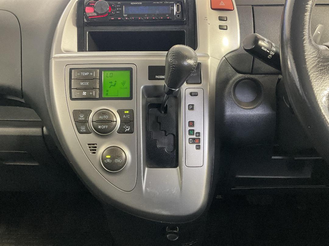 Photo '18' of Toyota Ractis Photo '18' of Toyota Ractis