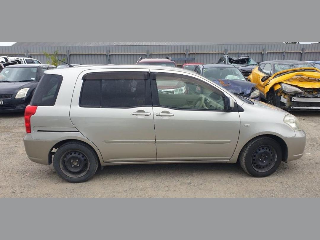 Photo '4' of Toyota Raum Photo '4' of Toyota Raum