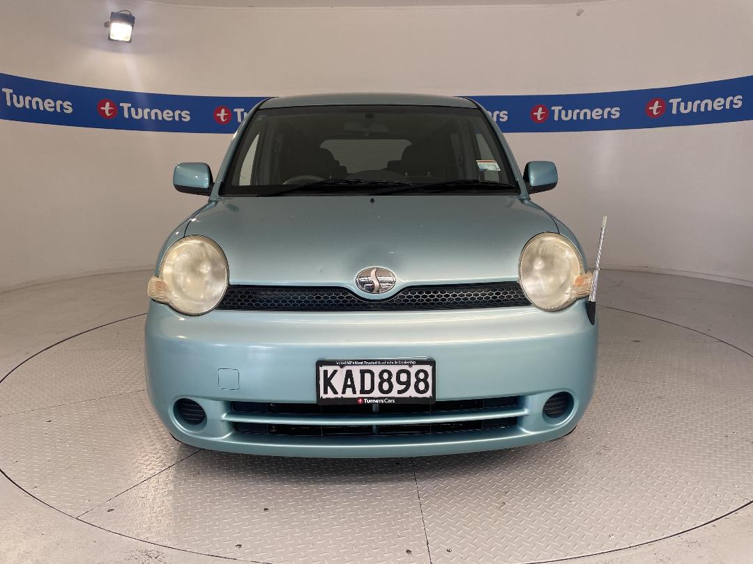 Photo '2' of Toyota Sienta