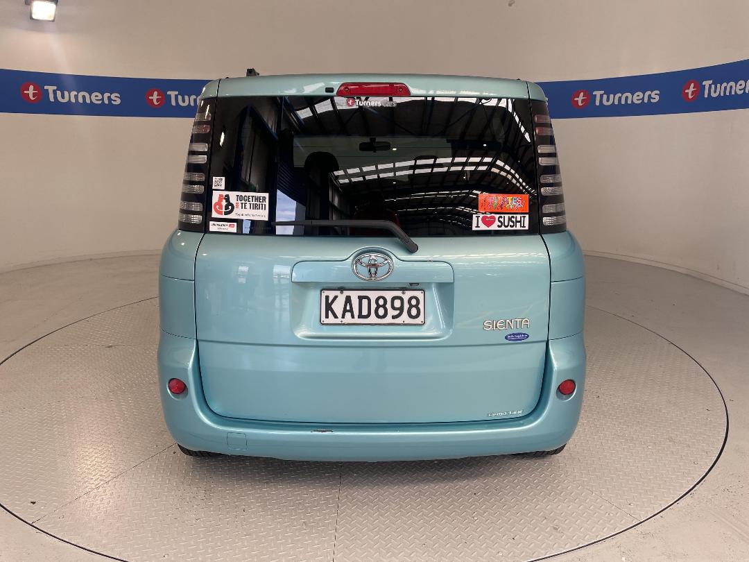 Photo '6' of Toyota Sienta