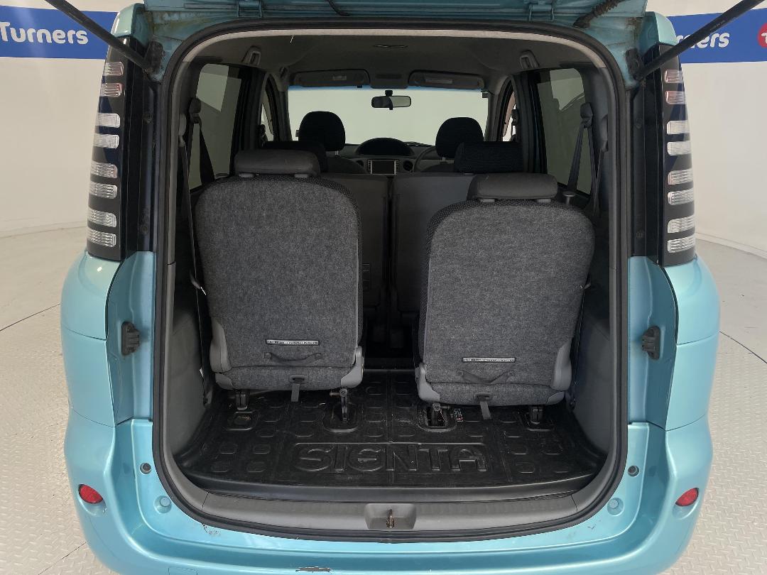 Photo '14' of Toyota Sienta