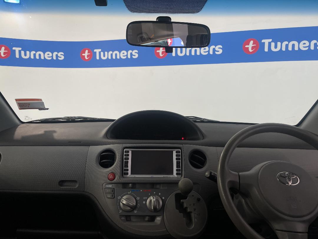 Photo '17' of Toyota Sienta