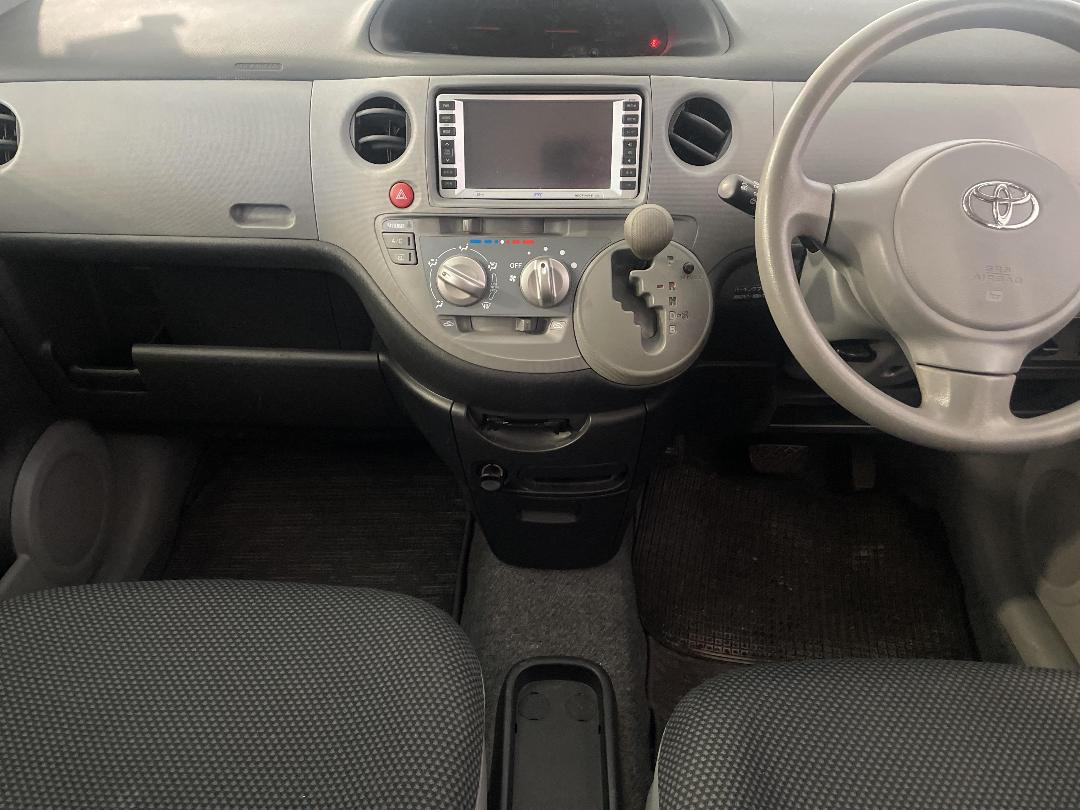 Photo '18' of Toyota Sienta