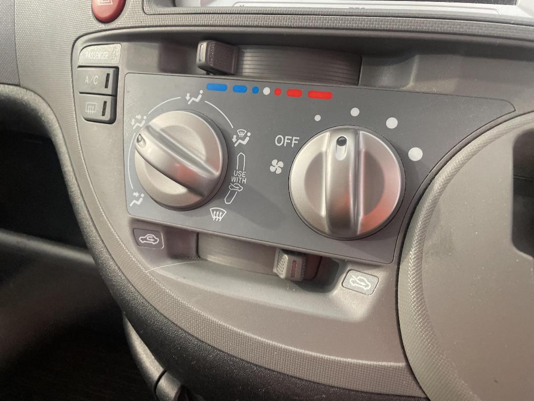 Photo '27' of Toyota Sienta