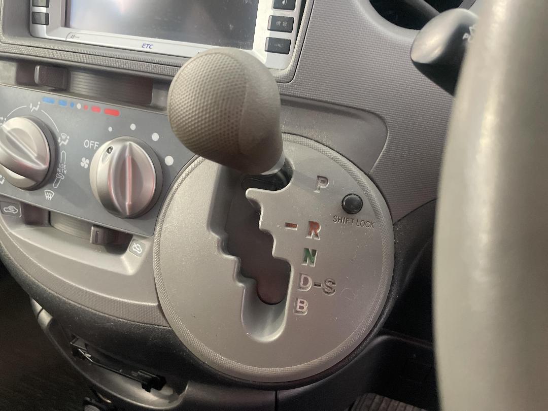 Photo '28' of Toyota Sienta