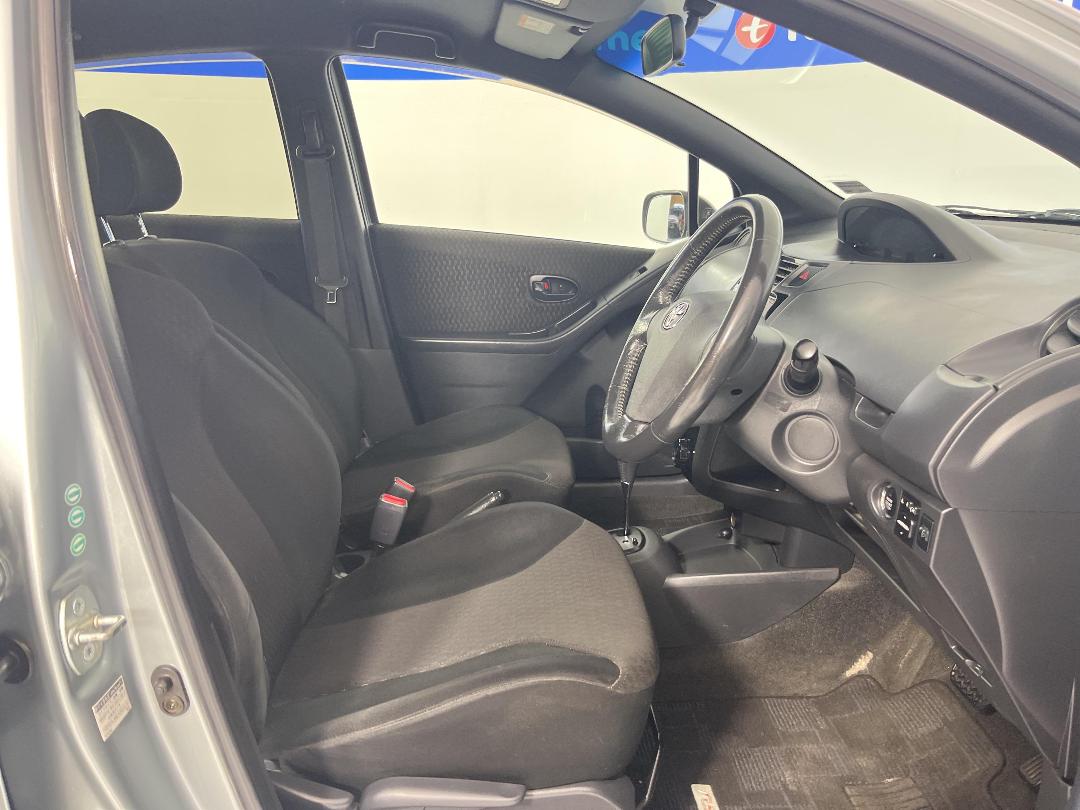 Photo '16' of Toyota Vitz Photo '16' of Toyota Vitz